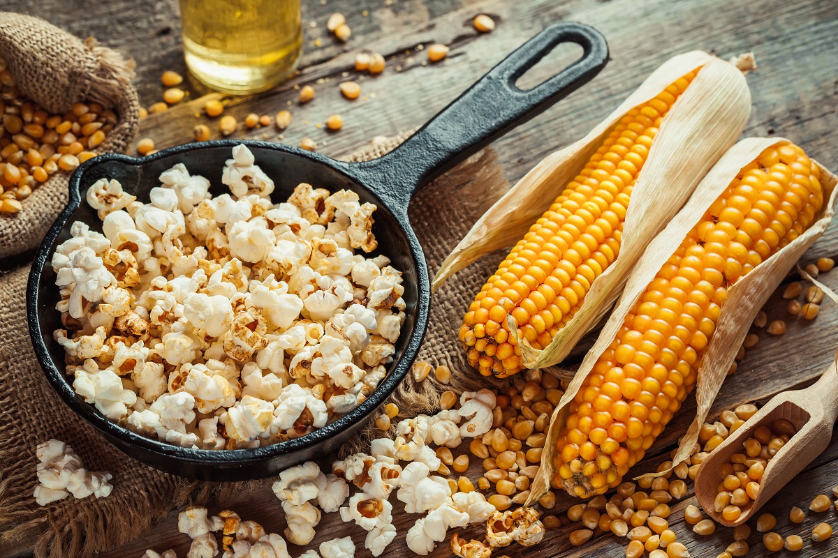 Prepared,Popcorn,In,Frying,Pan,,Corn,Seeds,In,Bowl,And