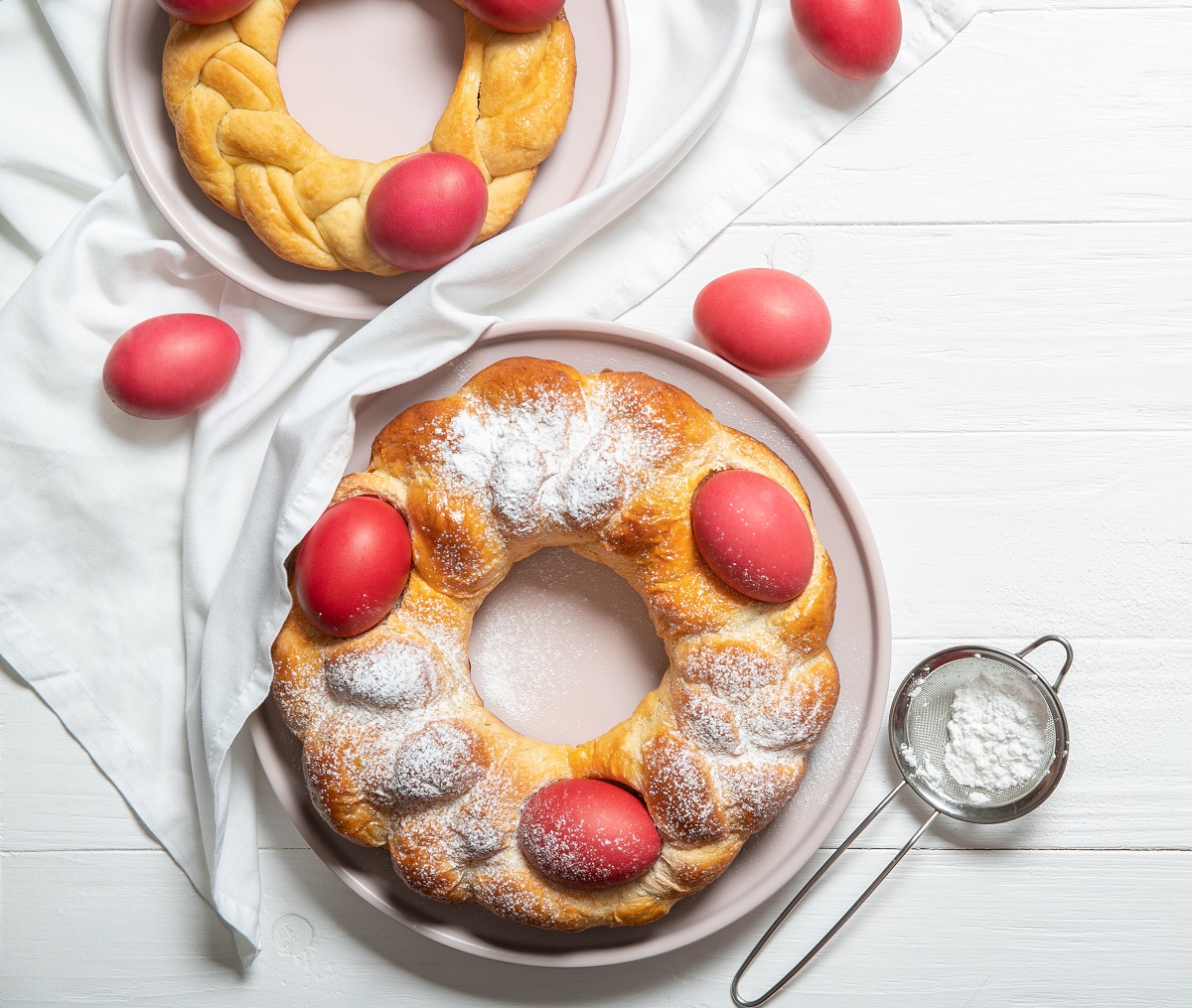 Tasty,Easter,Bread.,Easter,Bread,And,Red,Eggs.,Italian,Easter