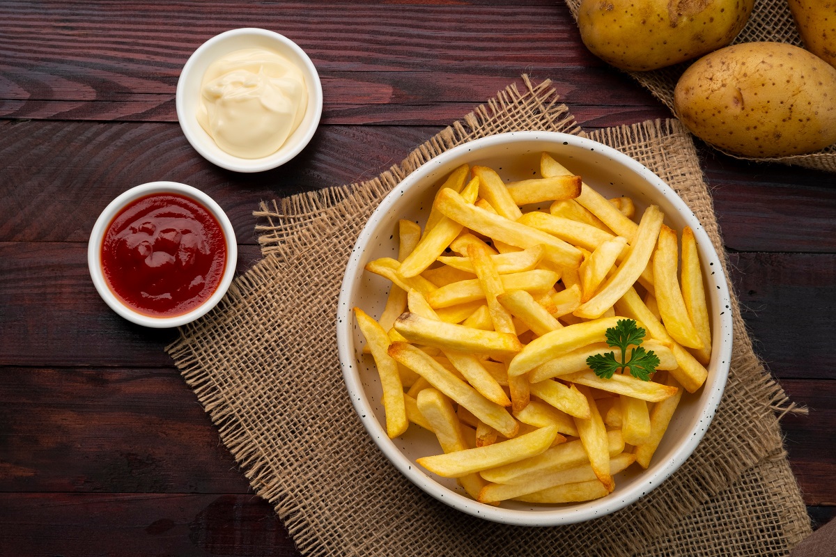 Air,Fryer,Roast,Potatoes,On,White,Plate,With,Ketchup,And