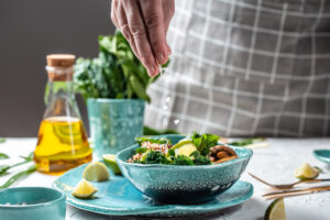 Green,Vegetable,Vegan,Salad,With,Spinach,,Mushrooms,And,Broccoli,And