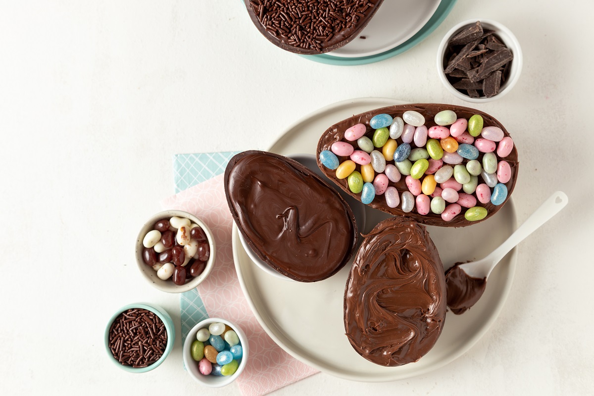 Homemade,Chocolate,Easter,Egg,Filled,With,Hazelnut,Cream