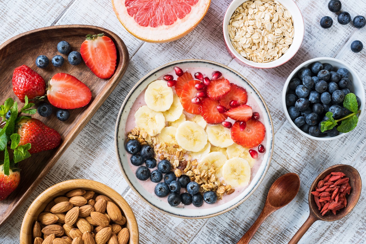 Smoothie,Bowl,With,Banana,Slices,,Strawberry,,Blueberries,,Granola,And,Pomegranate
