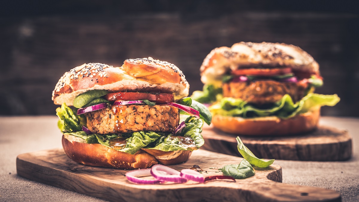 Healthy,Vegan,Burger,With,Fresh,Vegetables,And,Chili,Sauce