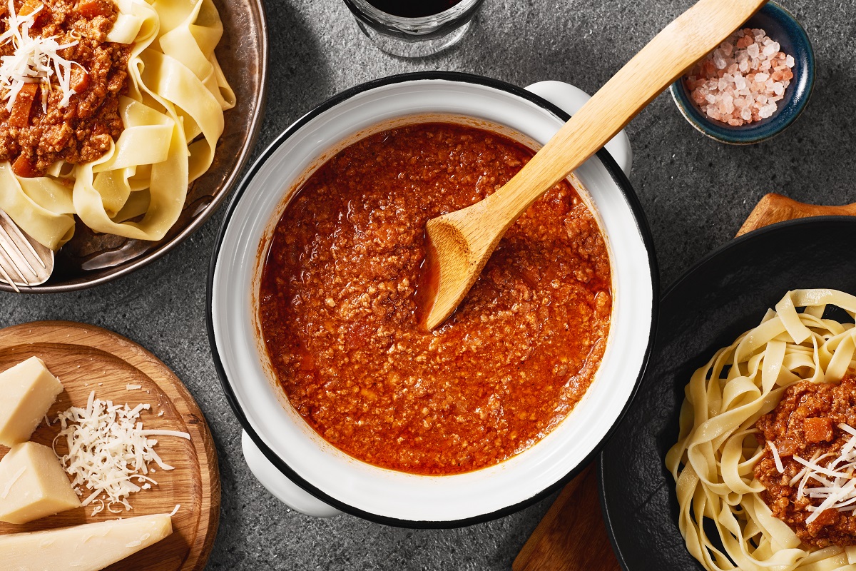 A,Pot,Of,Fresh,Bolognese,Sauce,And,A,Plats,Of