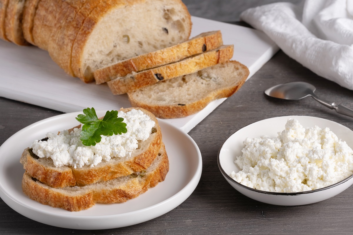 Home,Made,Bread,On,A,Wooden,Cutting,Board,With,Curd