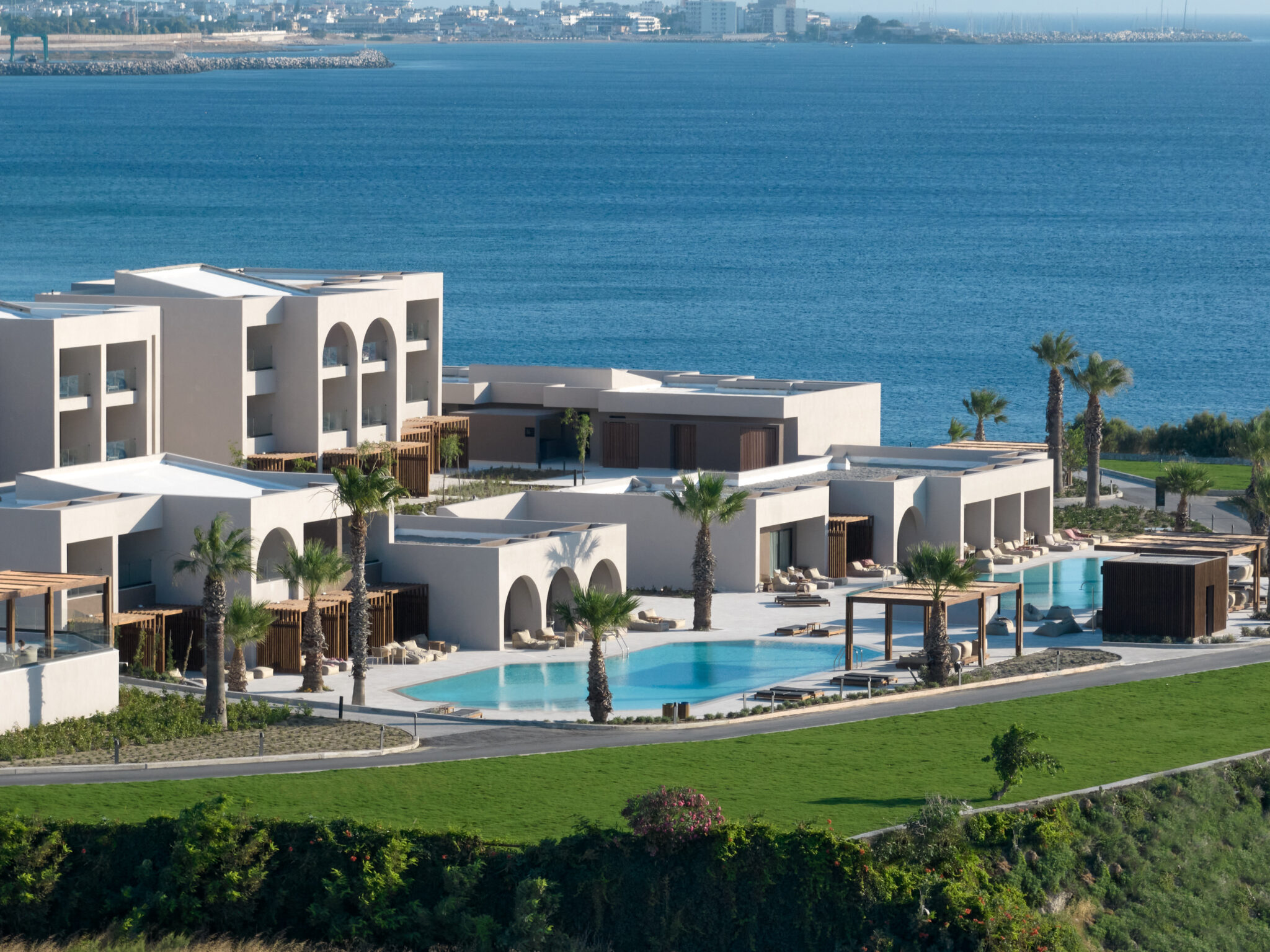 Elissa_Lifestyle_Hero_Shot-2048×1535