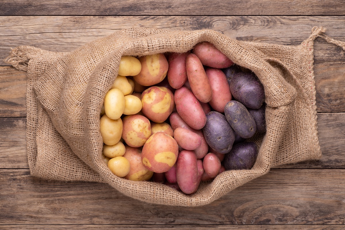 Different,Types,Of,Potatoes,In,A,Sack,On,Wooden,Rustic
