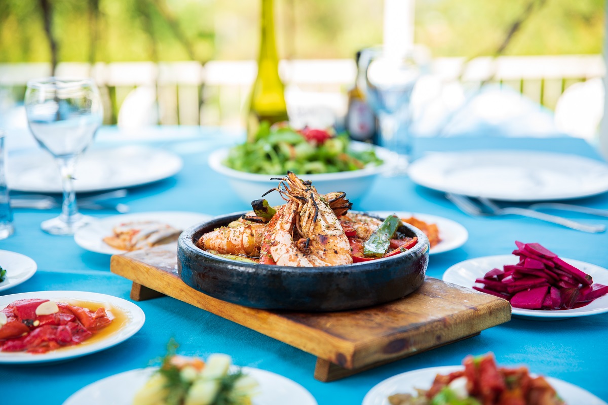 Shrimp,,Seafoods,,Appetizers,And,Salads,On,The,Table,In,Fish