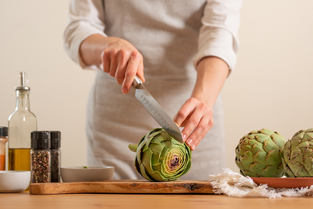 Chef,Cuts,Artichoke,On,A,Light,Background,,Concept,Cooking,Tasty