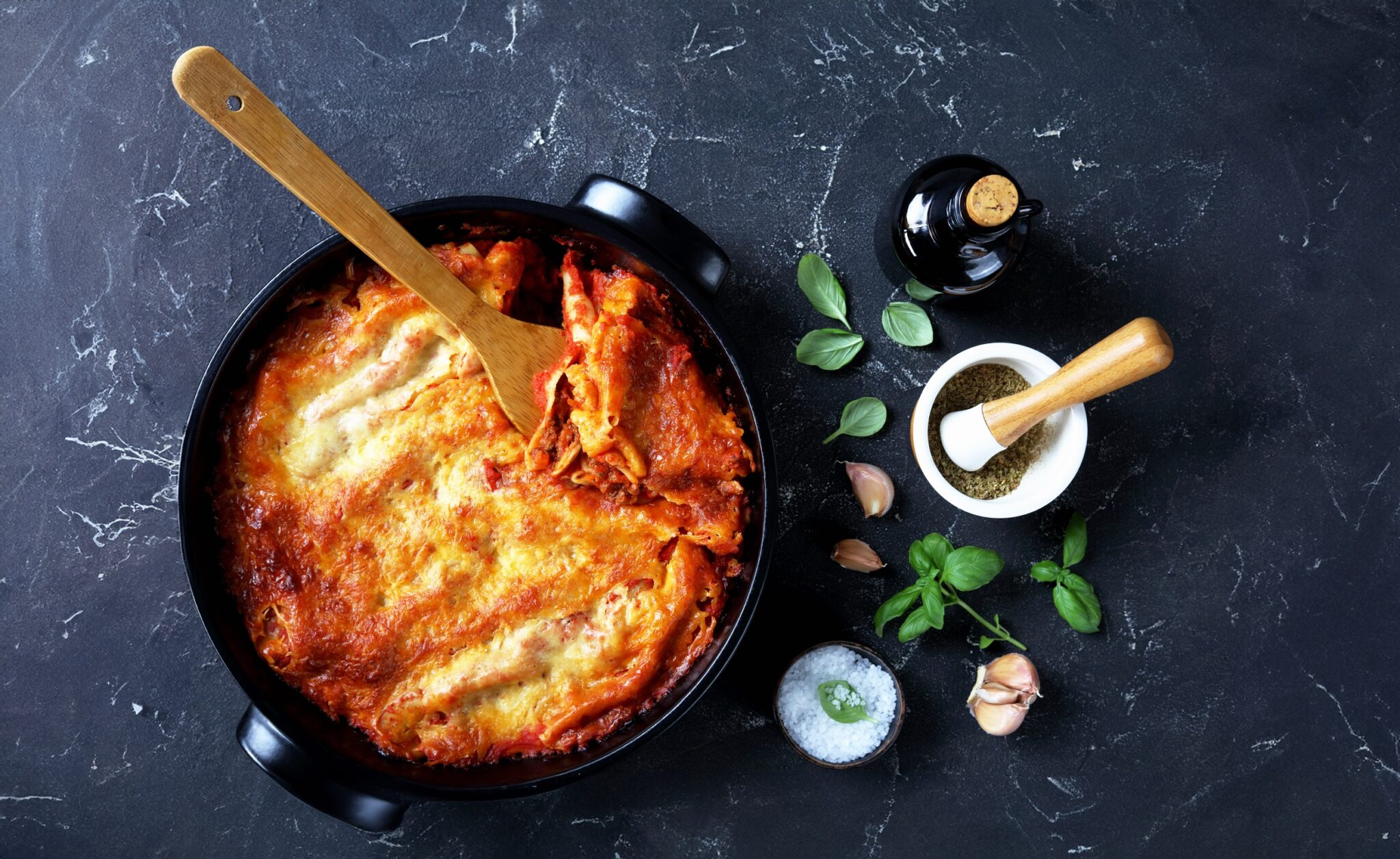 Traditional,Italian,Cannelloni,Pasta,Stuffed,With,Bolognese,Sauce,And,Mozzarella