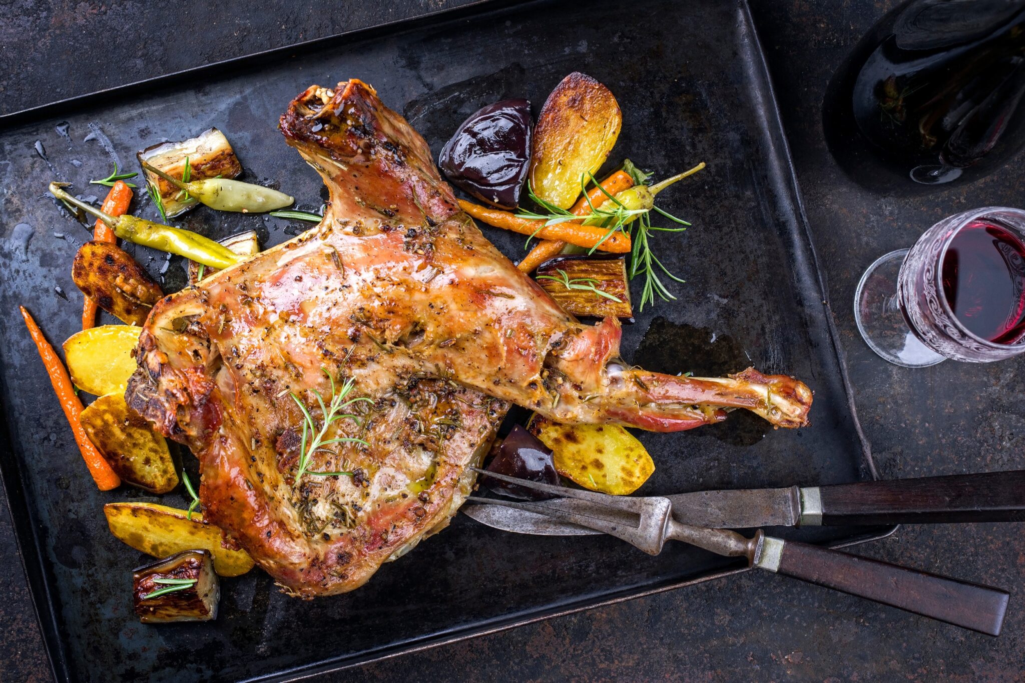 Traditional,Arbecue,Leg,Of,Lamb,And,Shoulder,With,Potatoes,And