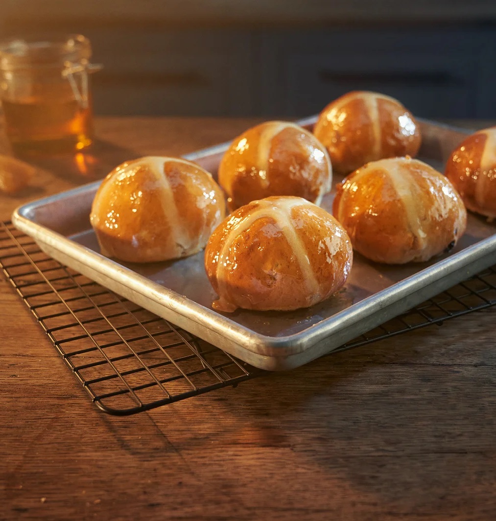 pashalina-glyka-psomakia-hot-cross-buns-anoigma