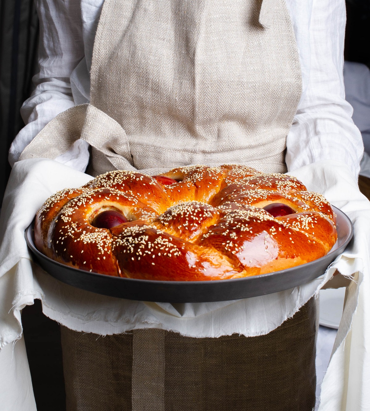 Greek,Easter,Bread,Wreath,With,Dyed,Eggs,Tsoureki