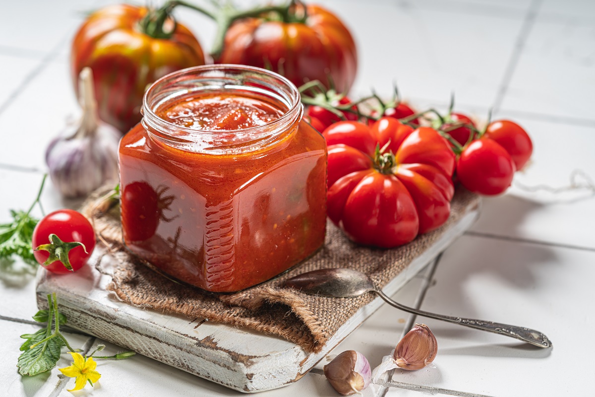 Homemade,Tomato,Sauce,In,A,Glass,Jar,,Tomatoes,And,Herbs
