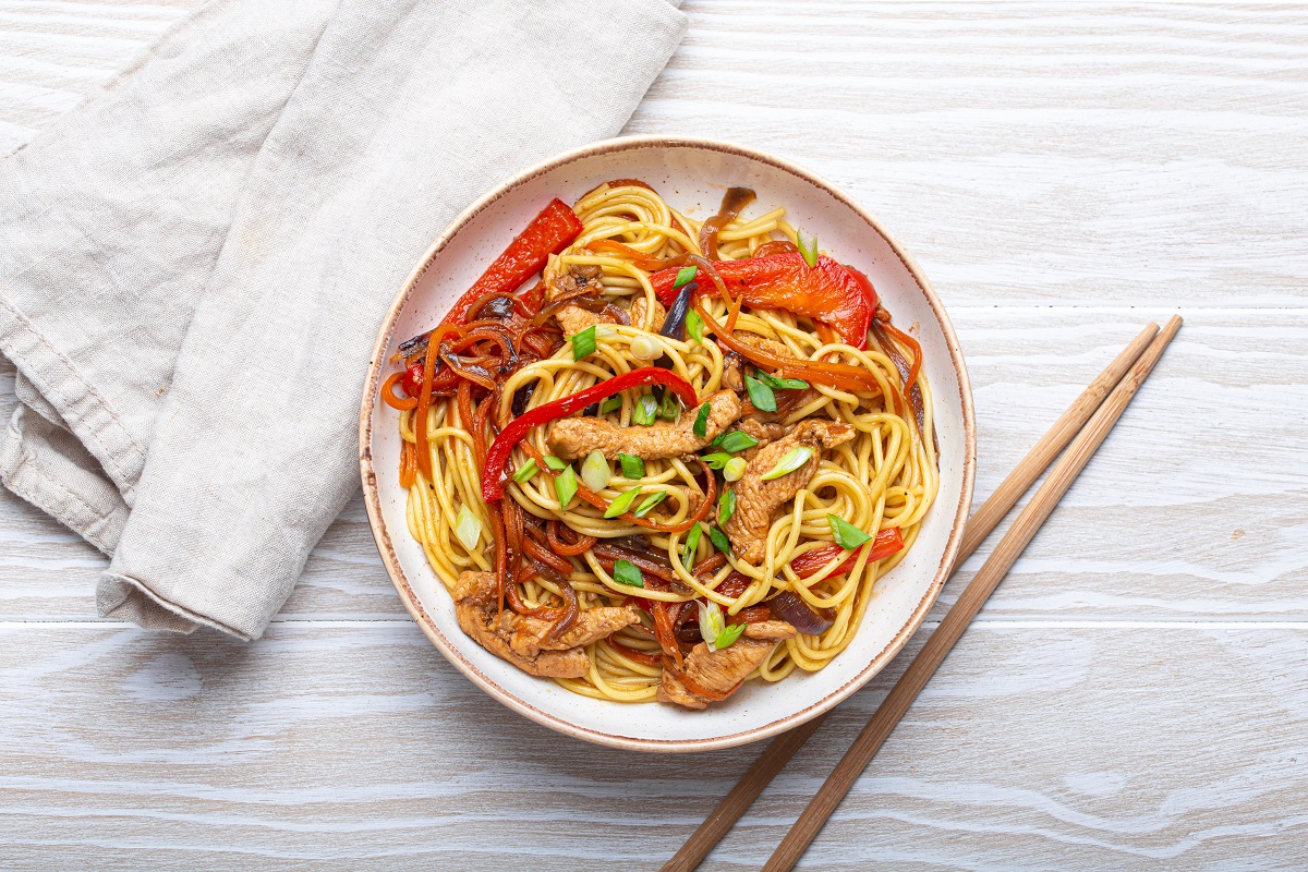 White,Bowl,With,Chow,Mein,Or,Lo,Mein,,Traditional,Chinese