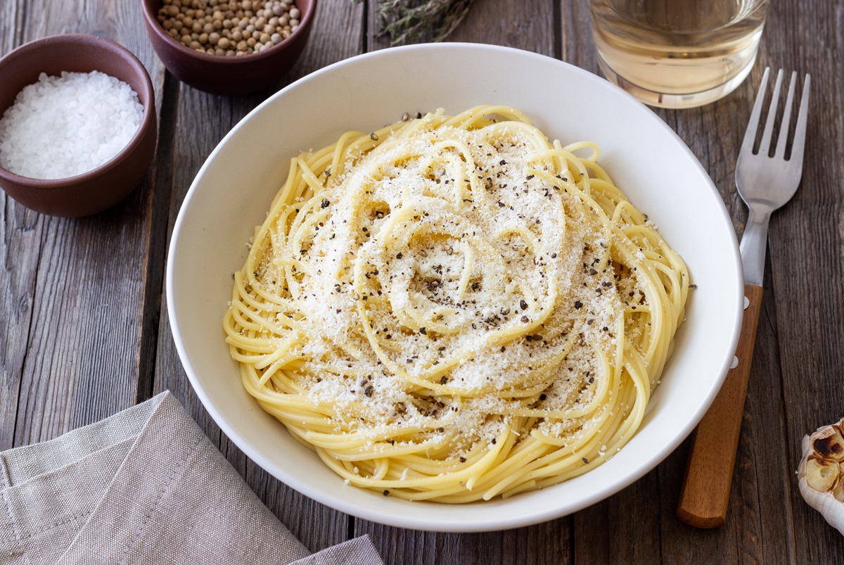 Roman,Pasta,Spaghetti,With,Black,Pepper,And,Cheese.,Cacio,E