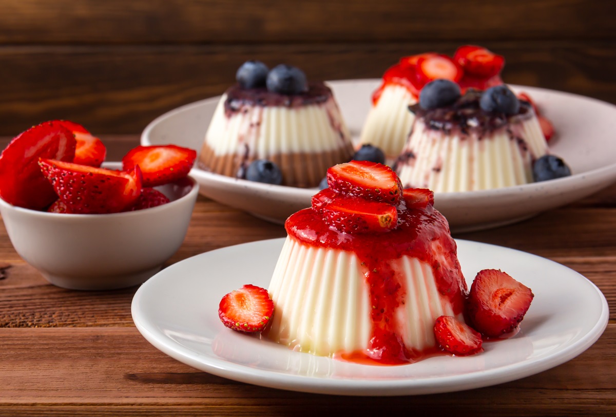White,Panna,Cotta,With,Strawberry,In,A,Dish,On,A