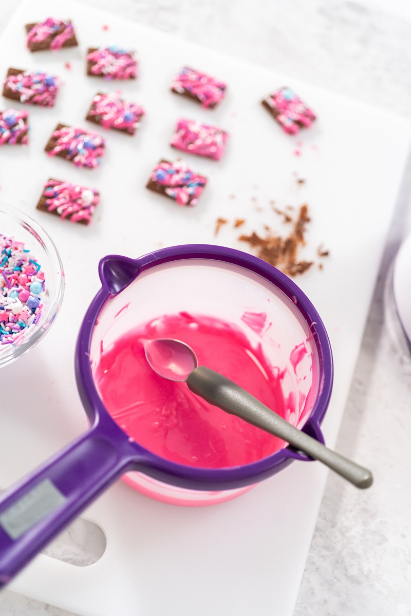 Drizzling,Melted,Pink,Chocolate,On,Top,Of,The,Mini,Chocolates