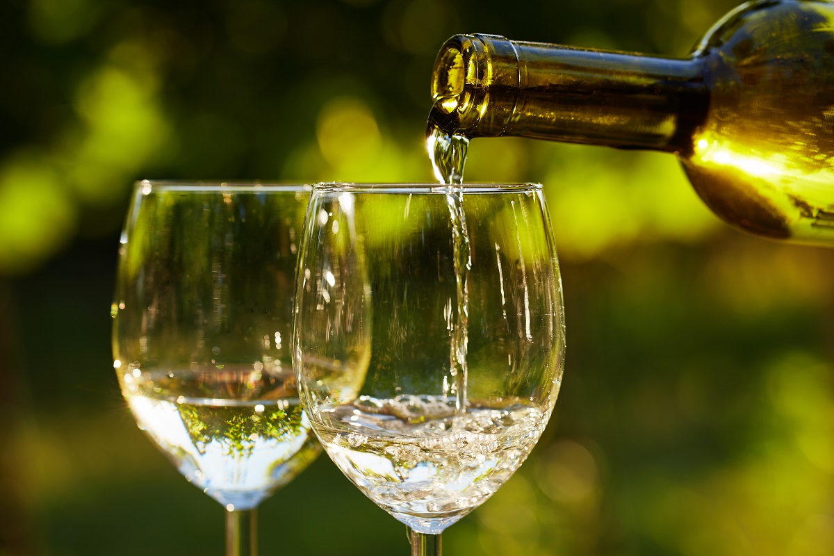 Pouring,White,Wine,Into,Glasses,In,The,Vineyard