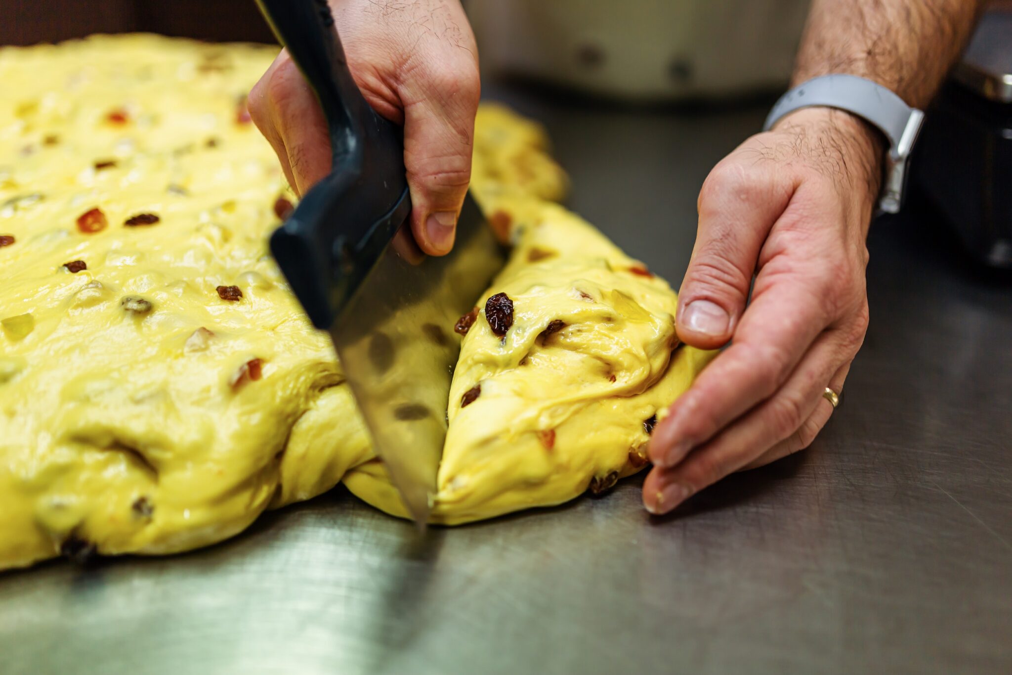 panetone-cutting-dough