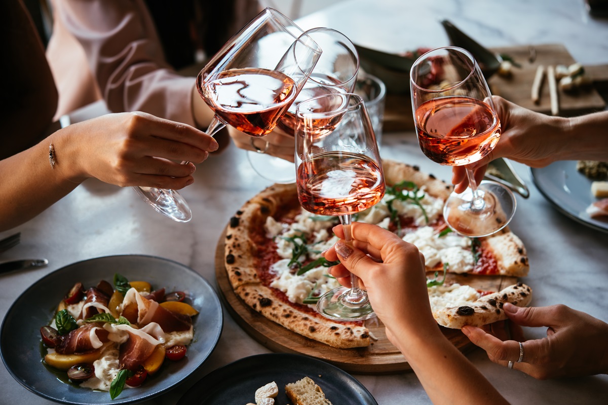 Friends,Enjoy,A,Dinner,Party,With,Pizza,And,Rose,Wine