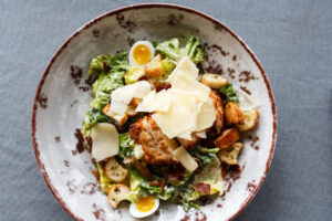 Caesar,Salad,In,A,Round,Plate