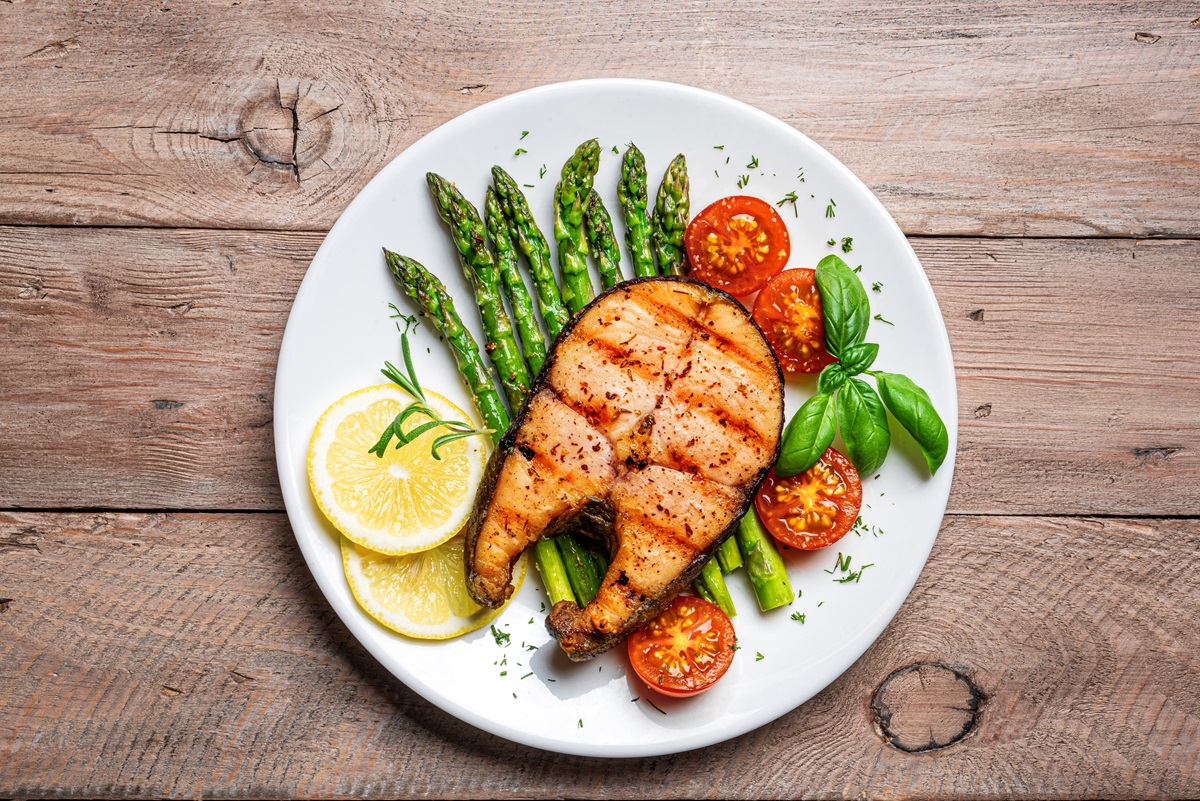 Grilled,Salmon,Steak,With,Green,Asparagus,,Tomatoes,And,Lemon,Slices