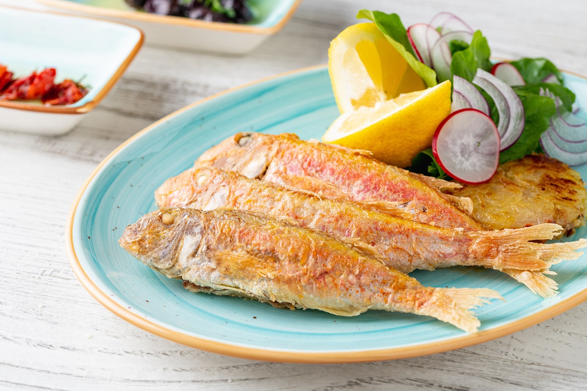 Delicious,Grilled,Red,Mullet,Fish,With,Garnishes,Like,Lemon,,Greens