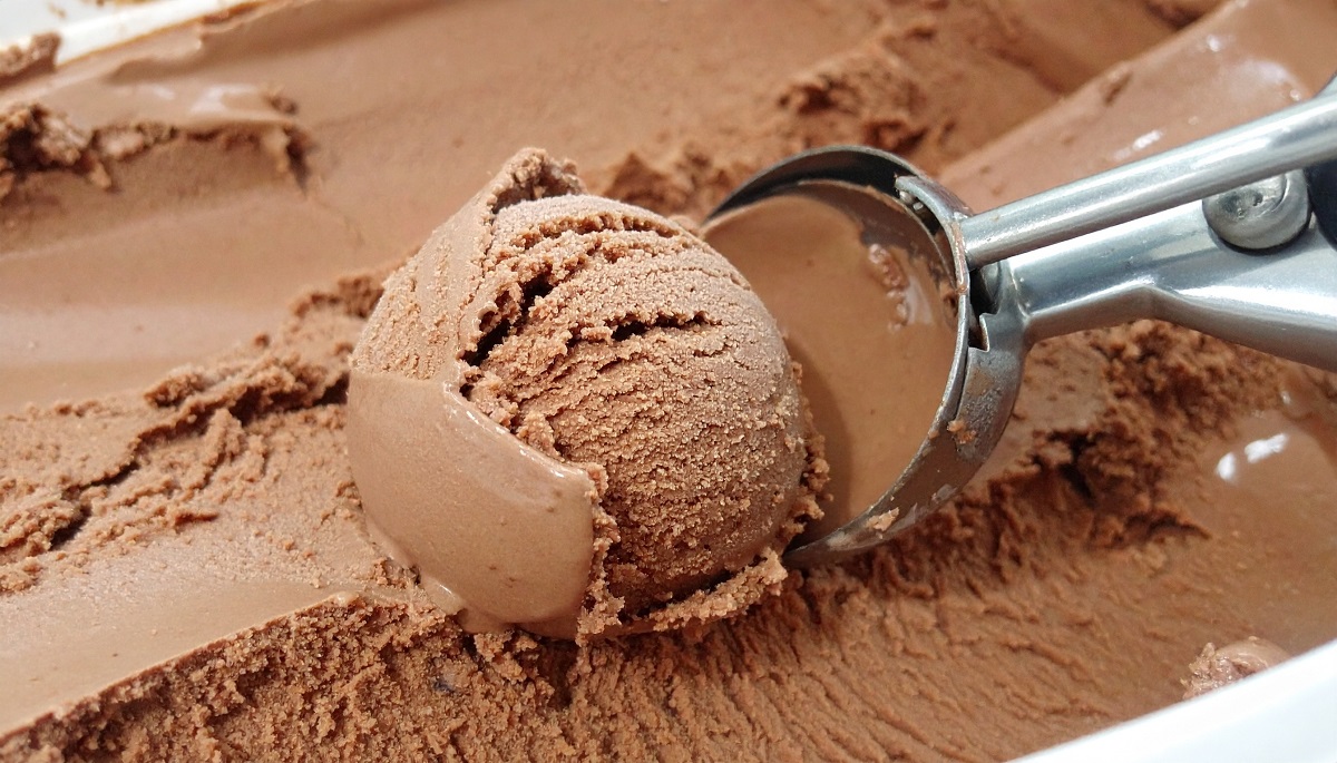 Closeup,Of,A,Metal,Ice,Cream,Scoop,Extracting,A,Large