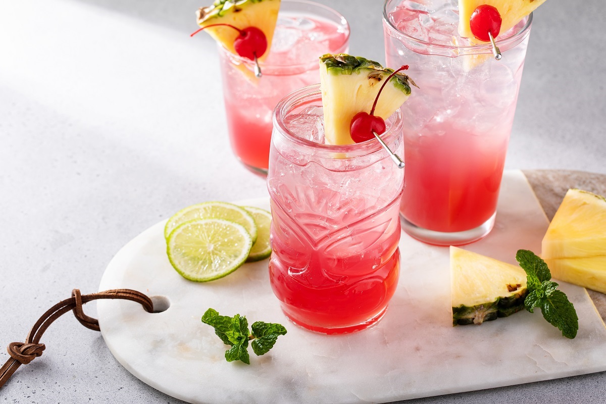Singapore,Sling,Cocktail,In,Variety,Of,Glasses,Garnished,With,Pineapple