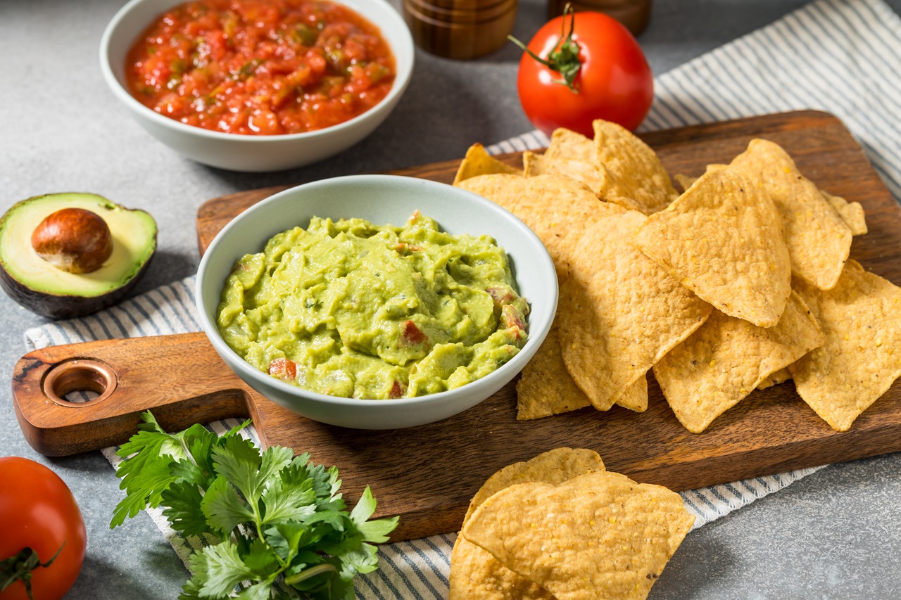 Homemade,Mexican,Avocado,Guacamole,With,Tortilla,Chips