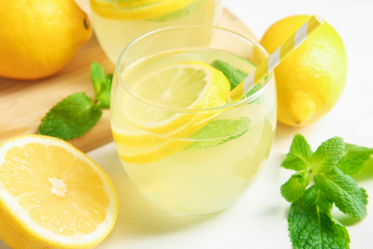 Fresh,Lemonade,In,Glasses,,Lemons,And,Mint,On,White,Table,