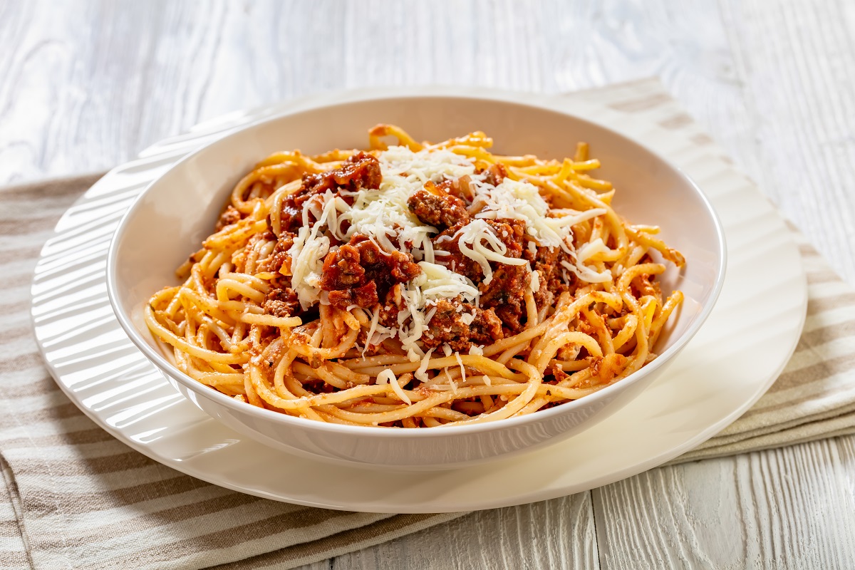 Spaghetti,Al,Ragu,Alla,Bolognese,Topped,With,Shredded,Cheese,In