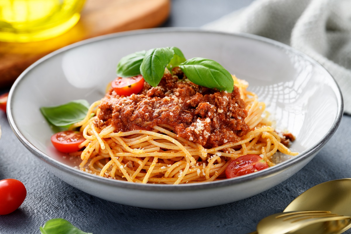 Traditional,Italian,Food,-,Spaghetti,Bolognese,With,Fresh,Basil,Leaves