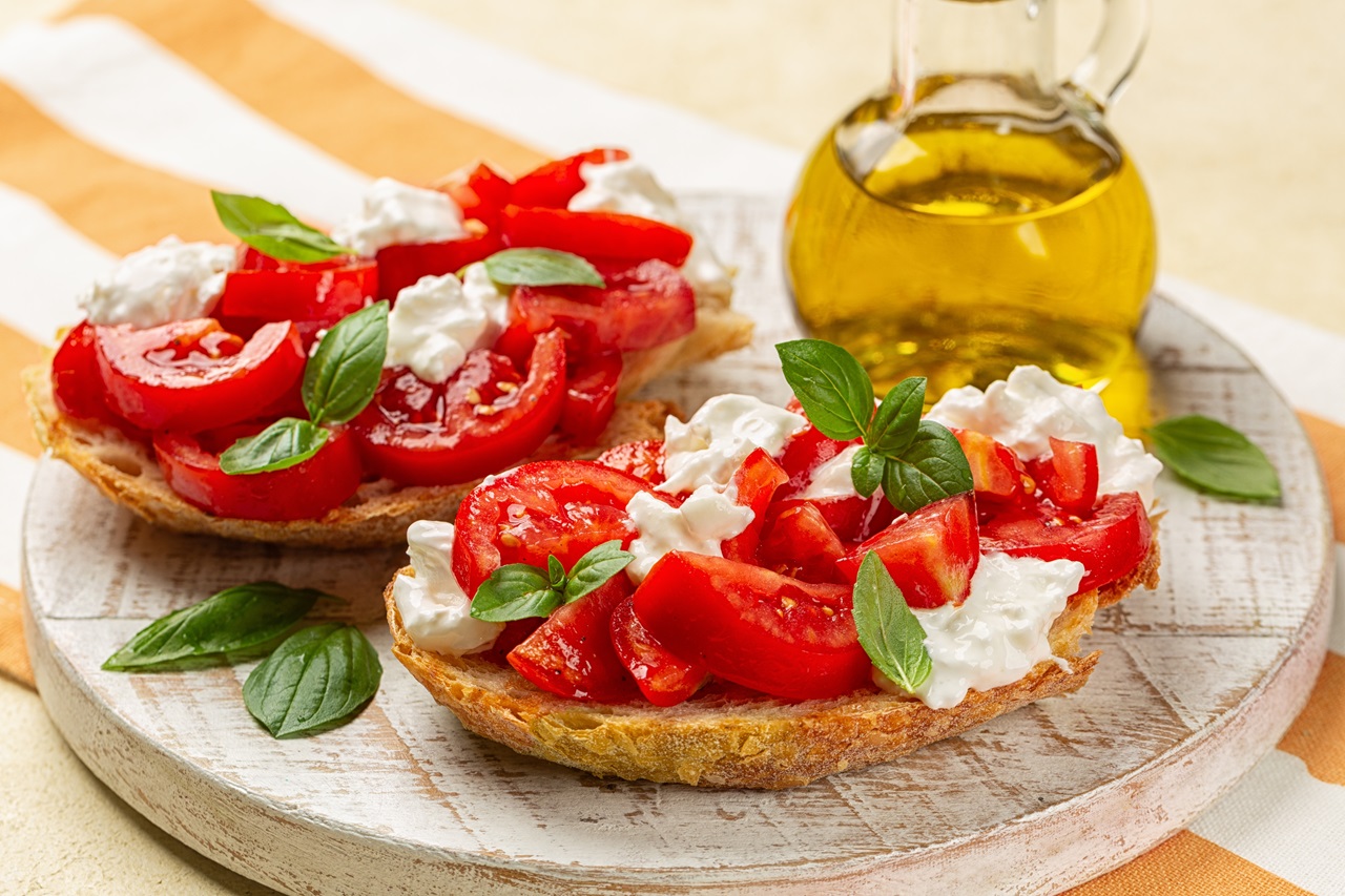 Bruschetta,With,Creamy,Burrata,Cheese,,Fresh,Tomatoes,And,Basil.,Italian