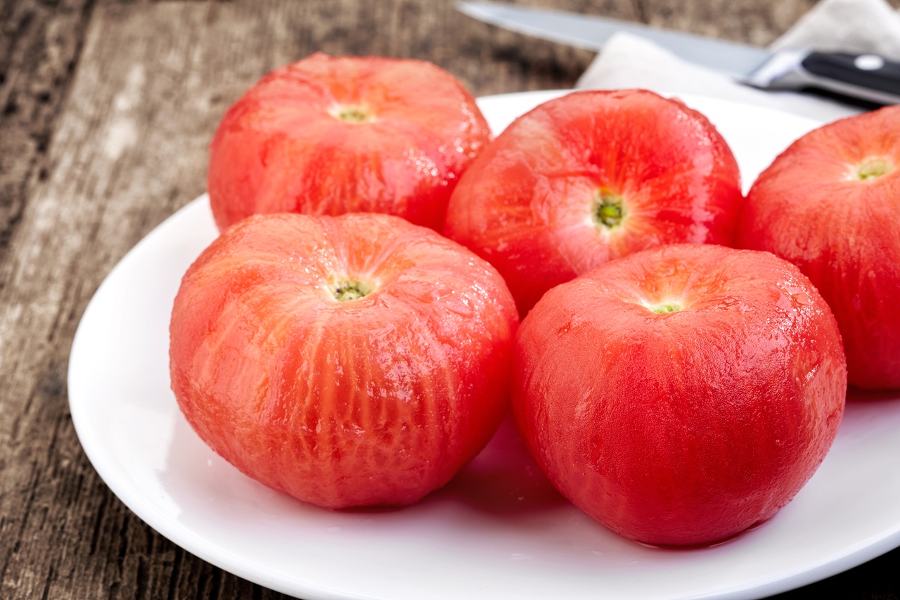 Blanched,Tomatoes,On,White,Plate