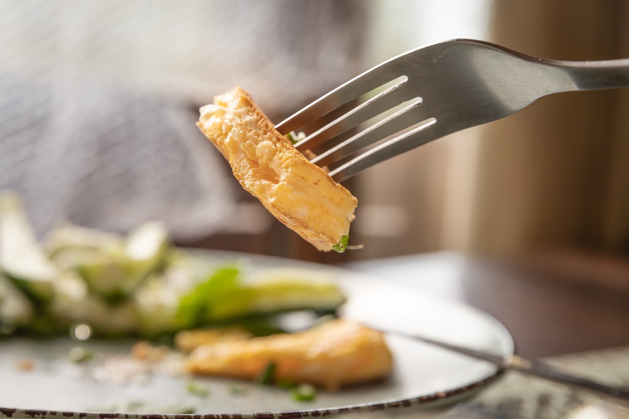 Close-up,Of,A,Fork,With,A,Piece,Of,Omelette,And