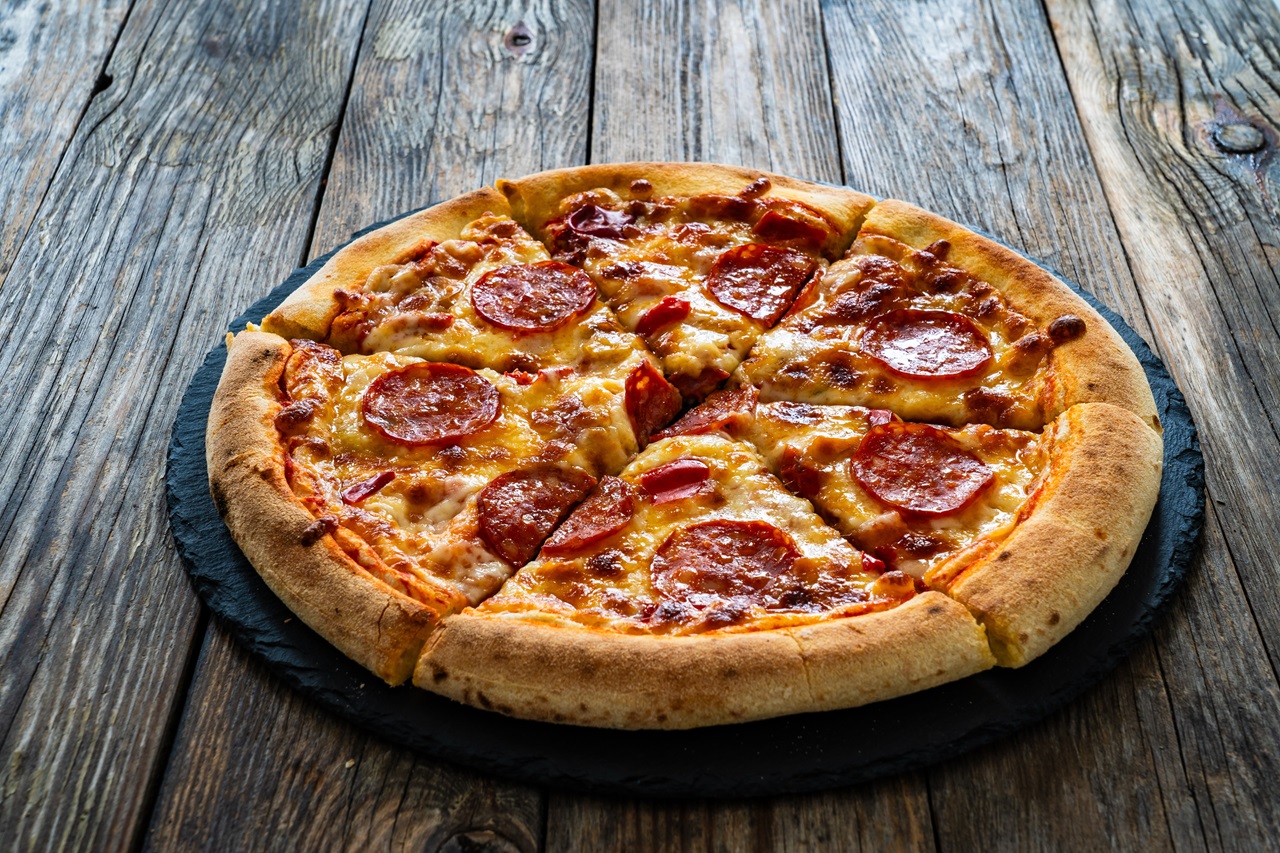 Circle,Pizza,Chorizo,And,Mozzarella,Served,On,Stony,Black,Plate
