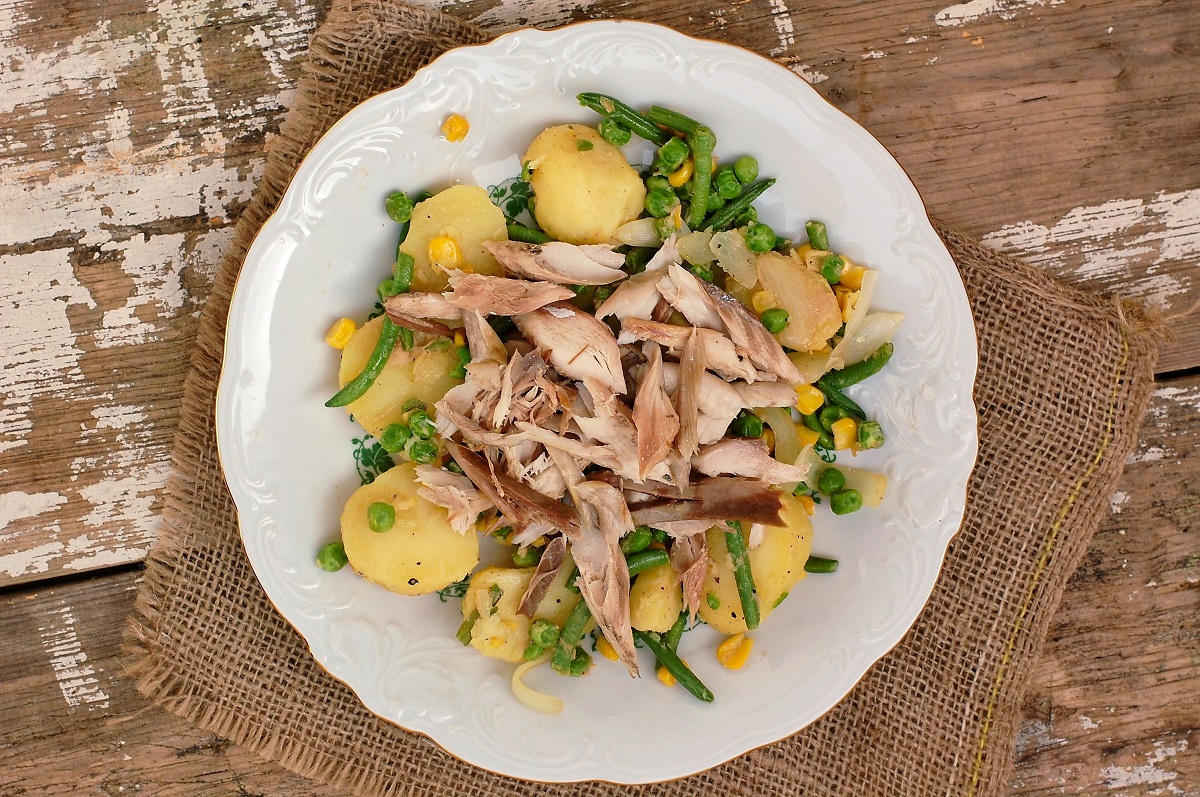 Salad,With,Potatoes,onion,green,Bean,peas,And,Baked,Mackerel,Fish,On,White