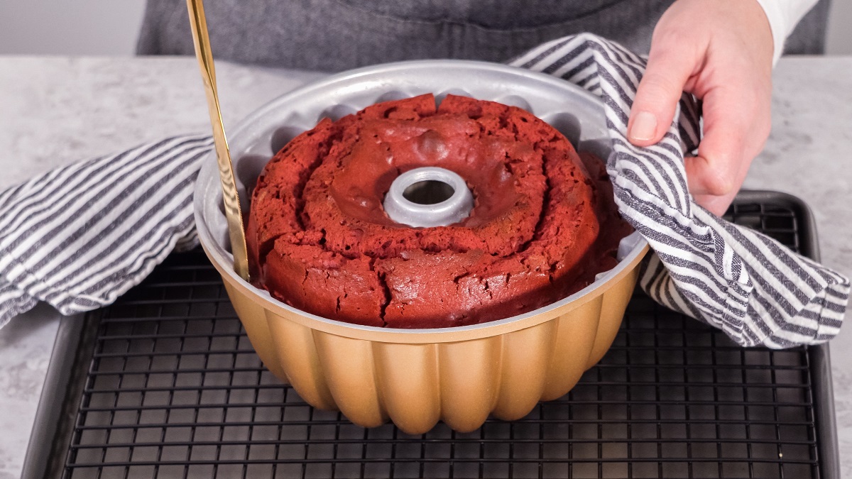 Step,By,Step.,Cooling,Freshly,Baked,Red,Velvet,Bundt,Cake
