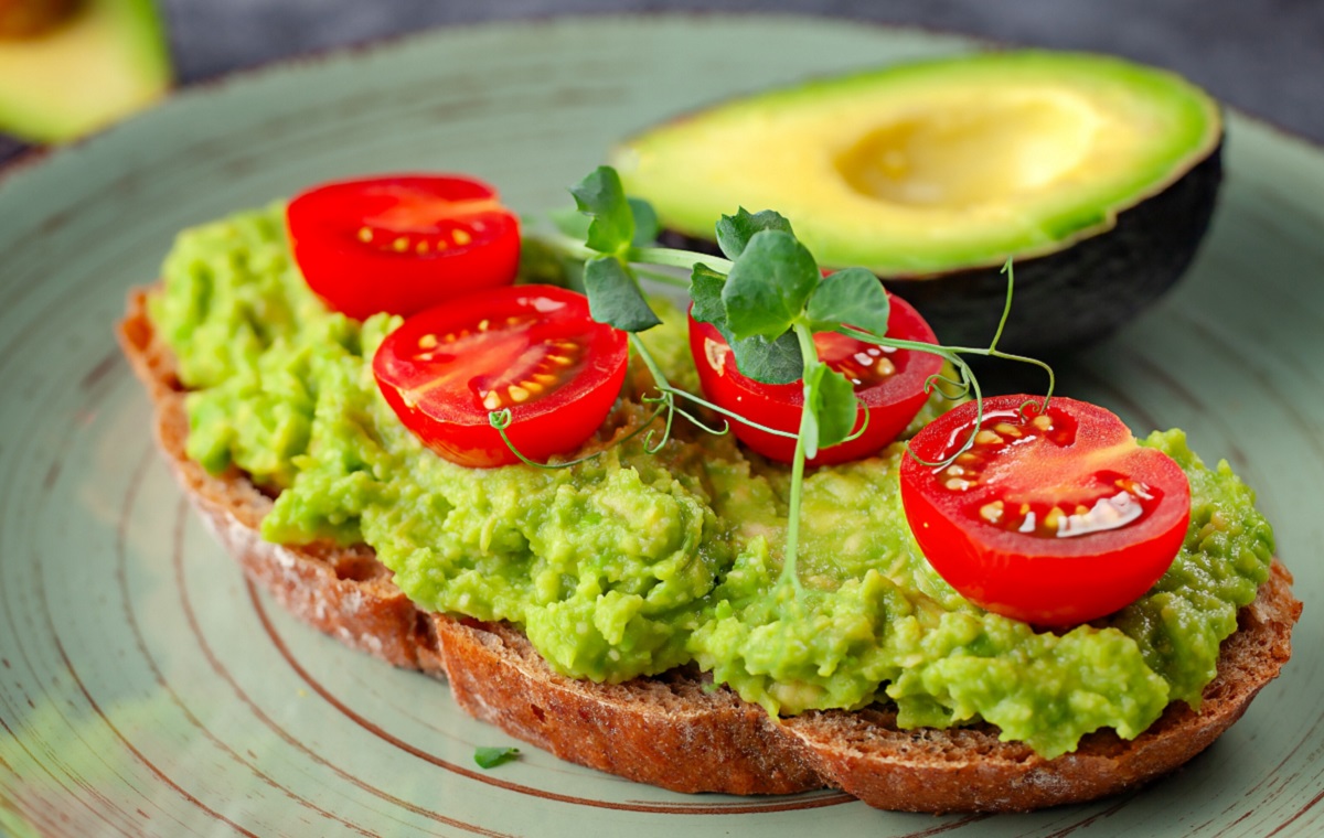 Vegan,Sandwich,With,Avocado,And,Tomatoes,On,A,Plate,,On