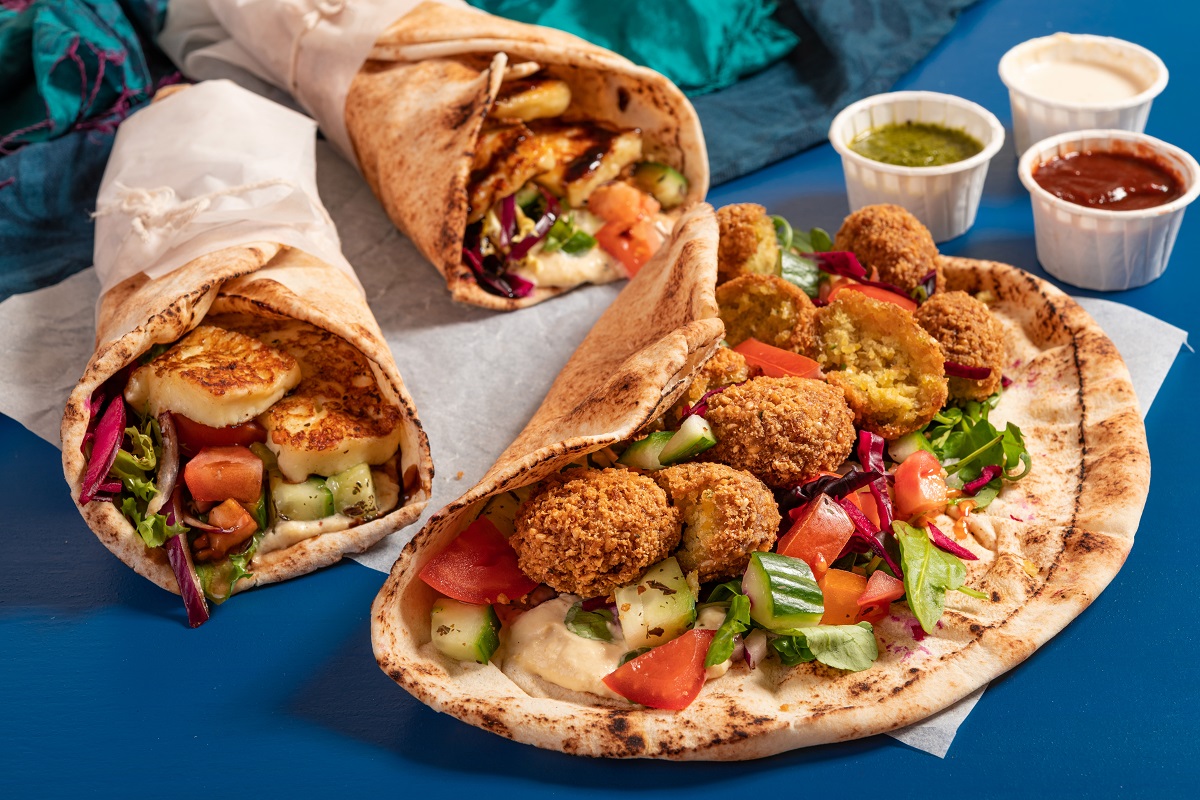 Traditional,Mediterranean,Arabic,Grilled,Halloumi,And,Falafel,,Hummus,And,Vegetables