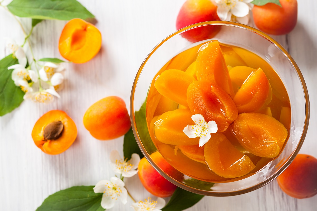 Fresh,Apricot,Compote,In,Glass,Bowl.