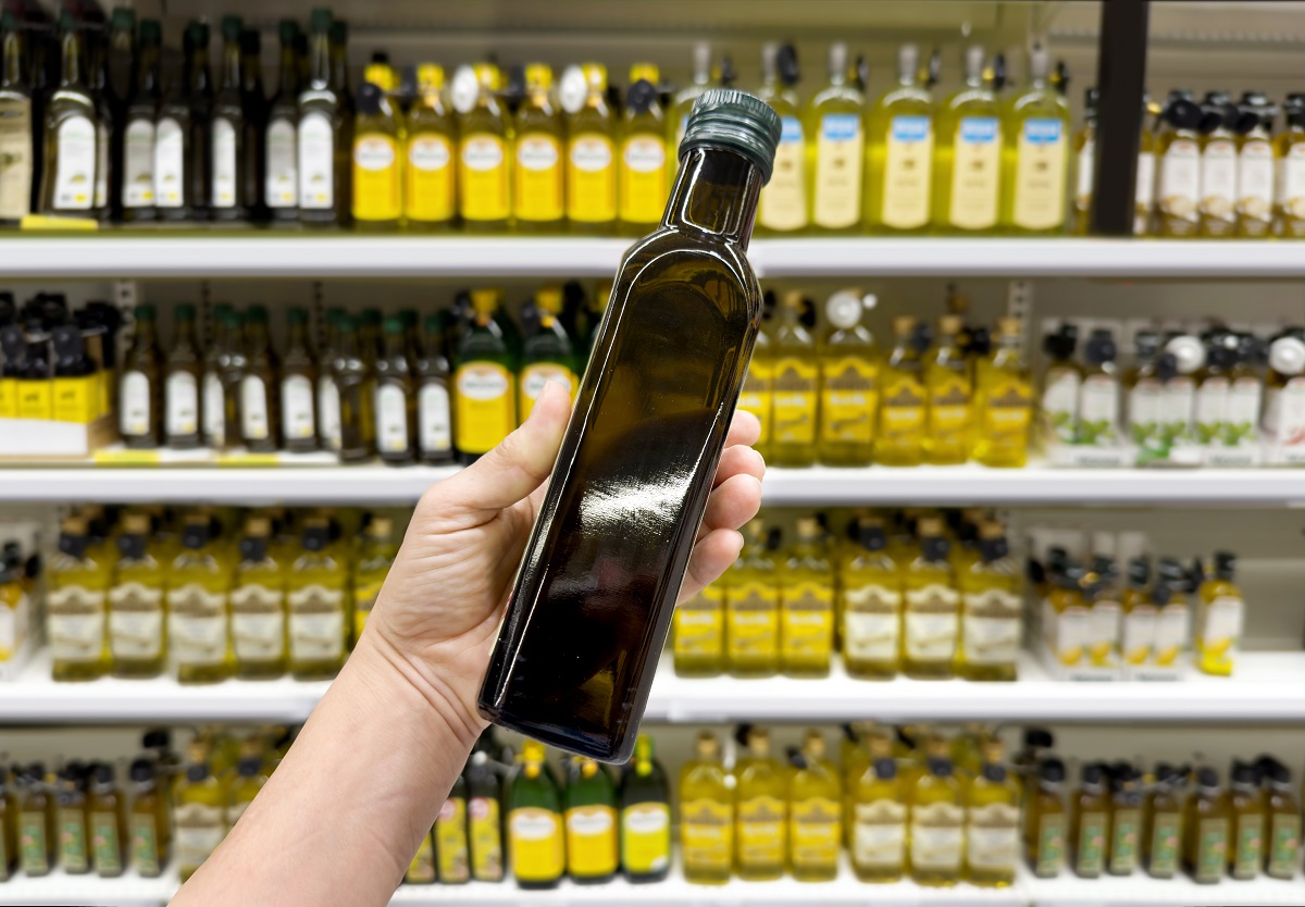 Choosing,Olive,Oil,,Sauce,,Vinegar,At,The,Grocery,Store