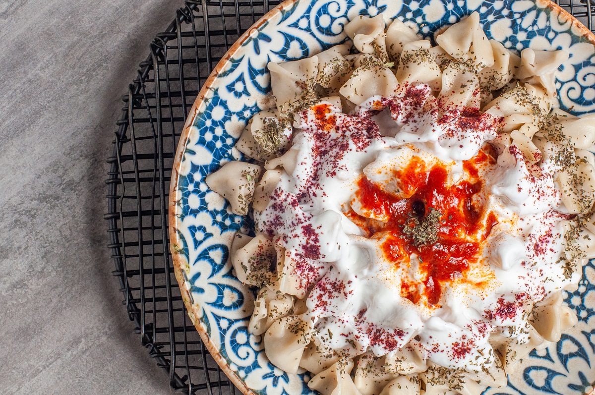 Manti,Turkish,Ravioli,Kayseri,With,Yogurt,And,Chili,Sauce