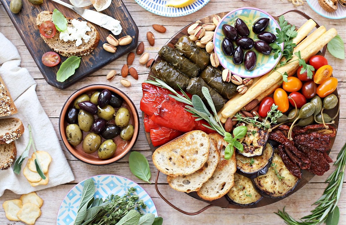 Mediterranean,Appetizers,Table,Concept.,Platter,With,Antipasto,Selection,,Grilled,Vegetables,