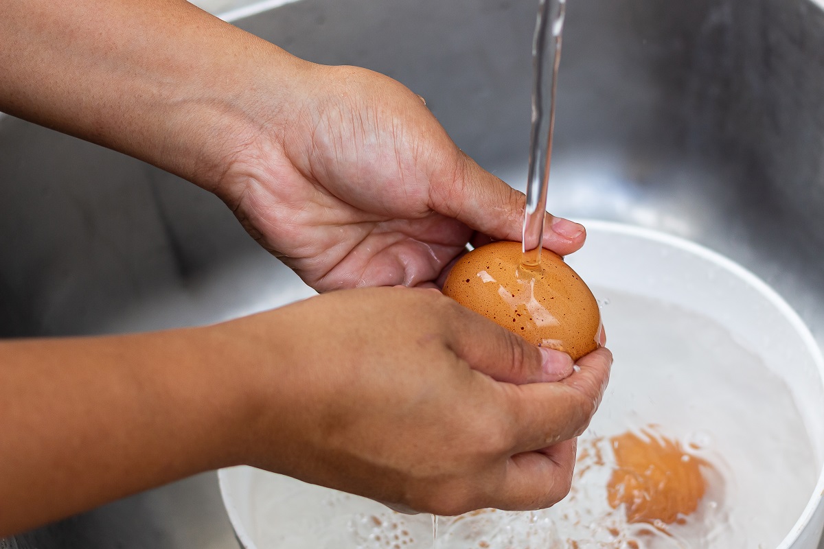 Hand,Washing,Eggs,On,Bowl,In,The,Sink,,wash,The