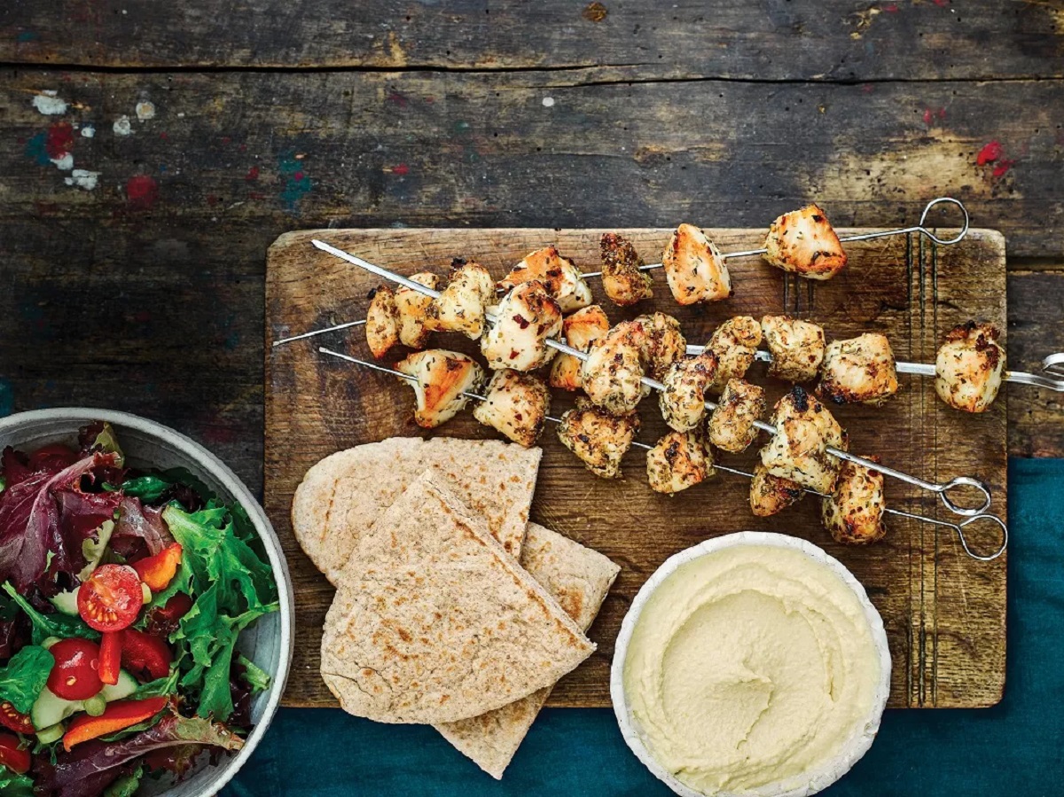 kotosouvlakia_hummus_anoigma