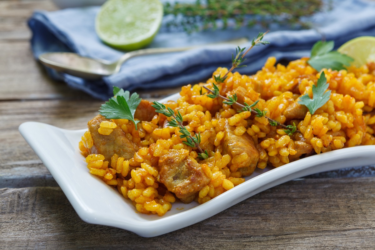 Traditional,Spanish,Paella,Rice,With,Chicken,And,Meat,On,Pan