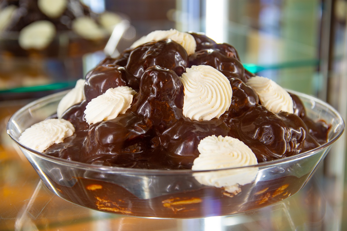 Tray,Of,Profiteroles,With,Cream,And,Chocolate.